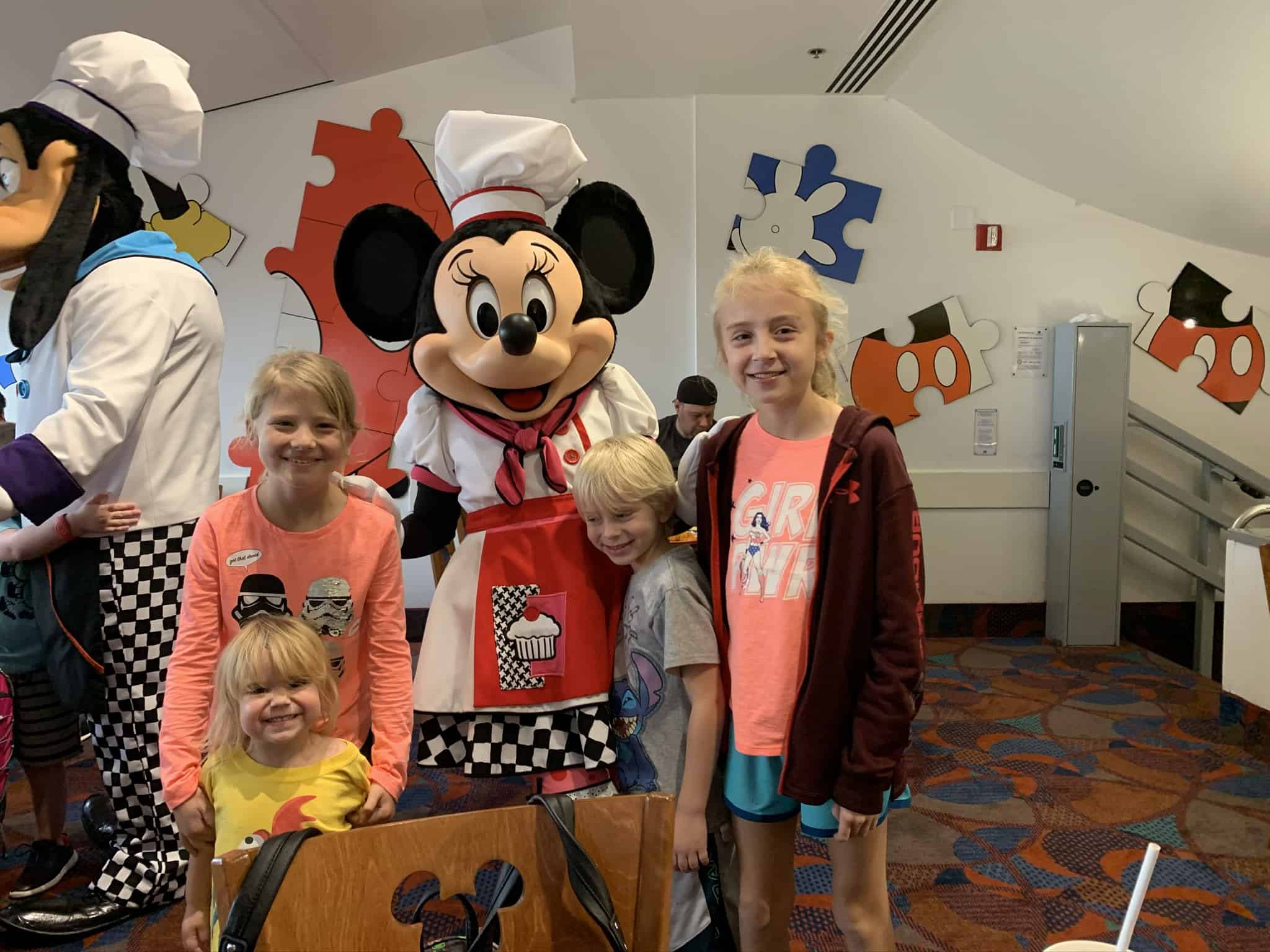 4 kids with minnie mouse in her chef outfit